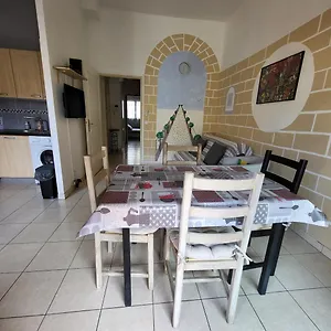 https://appartement-traversant-et-lumineux-avec-terrasse.fr-provencehotel.com